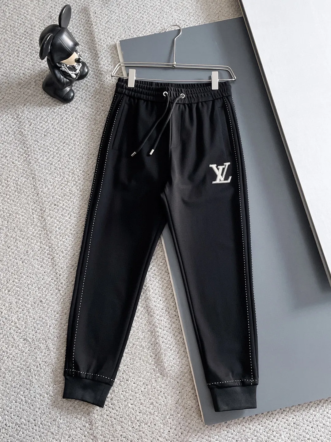 🅿️720 LV hot-selling suit is coming. Focus on the original version of the official website. 2025 new hot-selling cardigan suit. The original order is the best. 🇭🇰The meticulous work of top designers. It has a fitting and perfect upper body effect. All-natural high-quality Tencel Roman cotton 100%, close-fitting comfort, noble and elegant! Original hardware embodies elegance and nobility! Counter size: M-3XL (maximum wear up to 190 pounds)